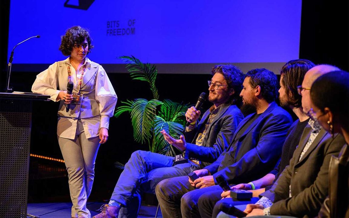 Sahar Shirzad in gesprek met de Felipe Rodriquez Award winnaars