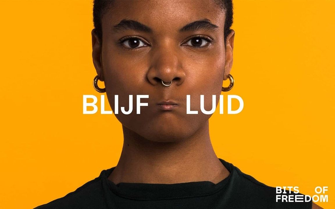 Portret van vrouw met verkleinde mond met daarom heen de letter 'BLIJF LUID'
