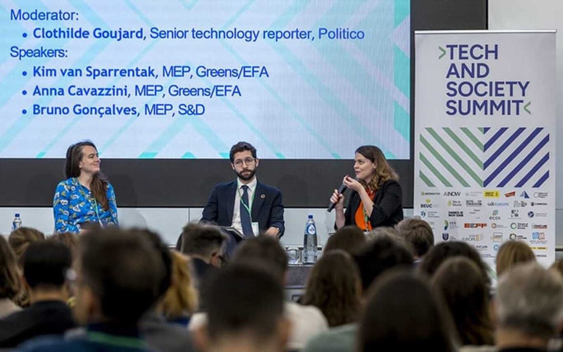 3 mensen in een paneldiscussie bij Tech & Society Summit
